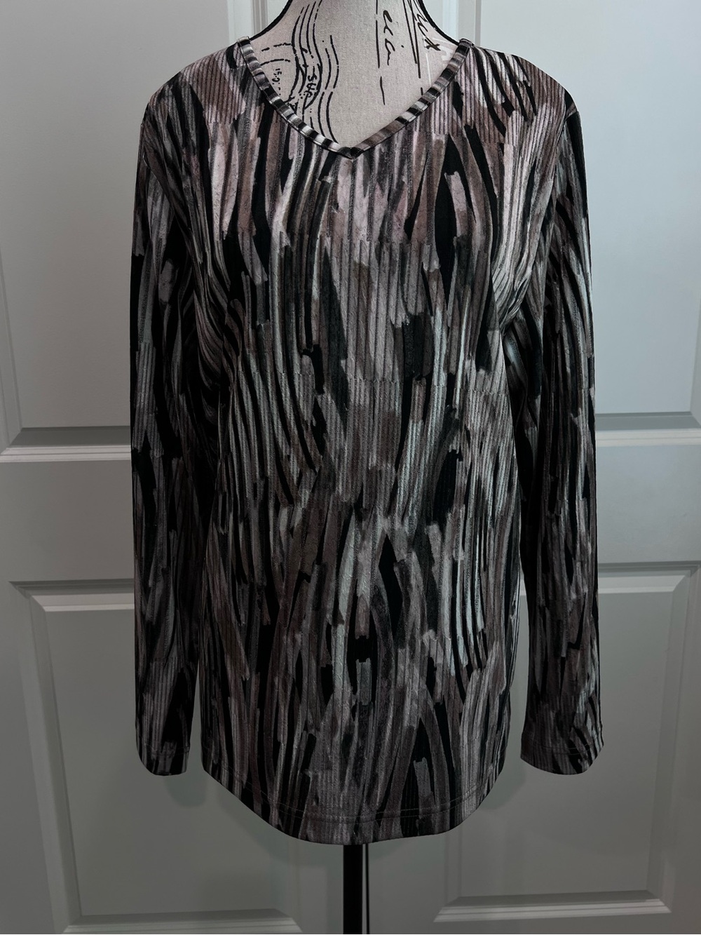 Bon Worth V-Neck Top in Black, Gray and Brown Brushstroke Print, size medium